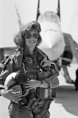USN_Female_Fighter_Pilot_Lt._Tammie_Jo_Shults_(Bonnell)_poses_in_front_of_her_F-18_Hornet_aircraft.jpg